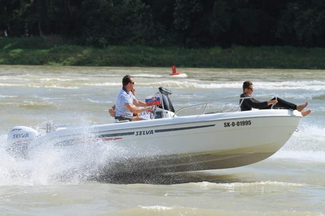 דירות ברטיסלאבה Hausboat "Zivot Na Vode" מראה חיצוני תמונה
