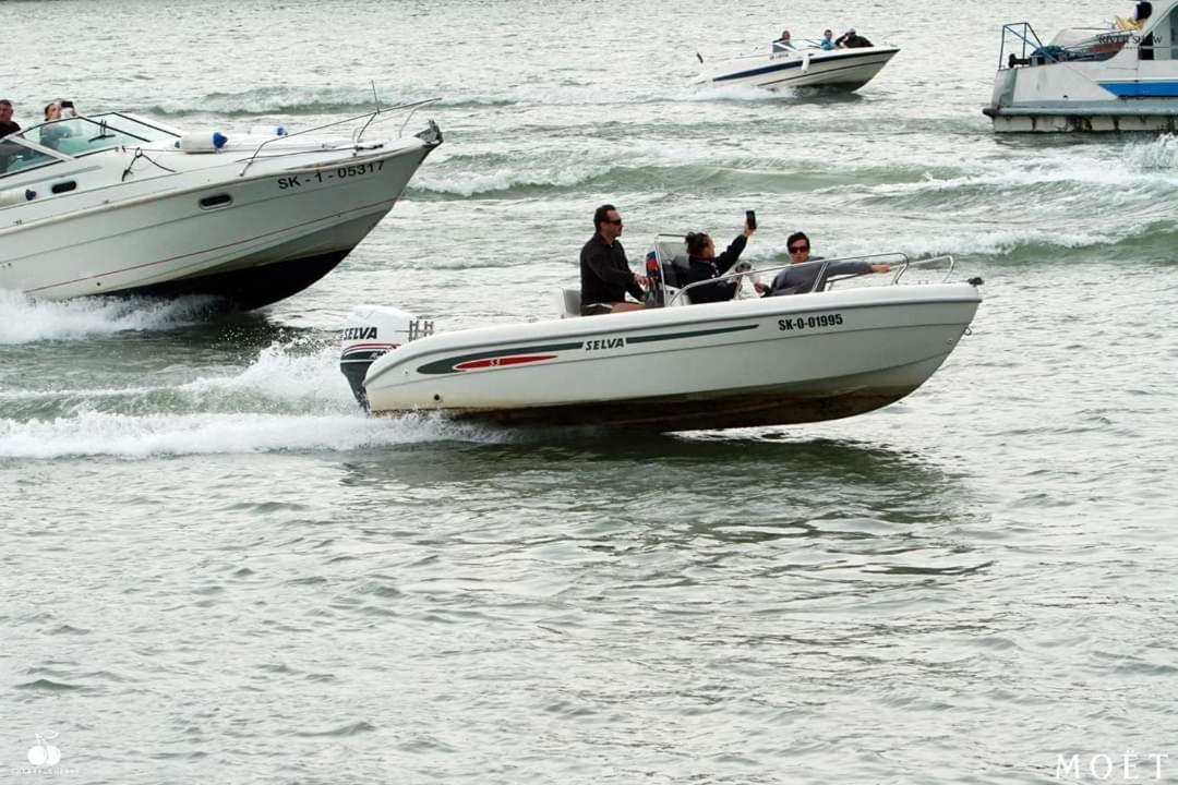 דירות ברטיסלאבה Hausboat "Zivot Na Vode" מראה חיצוני תמונה