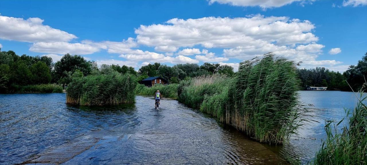 דירות ברטיסלאבה Hausboat "Zivot Na Vode" מראה חיצוני תמונה